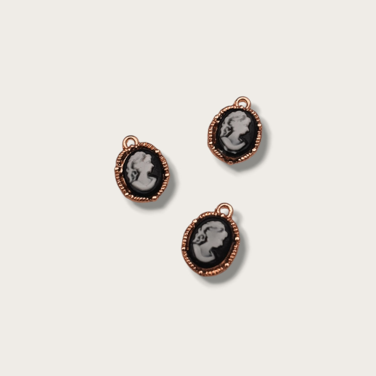 Camoe Charm 1pc - Gold Tone
