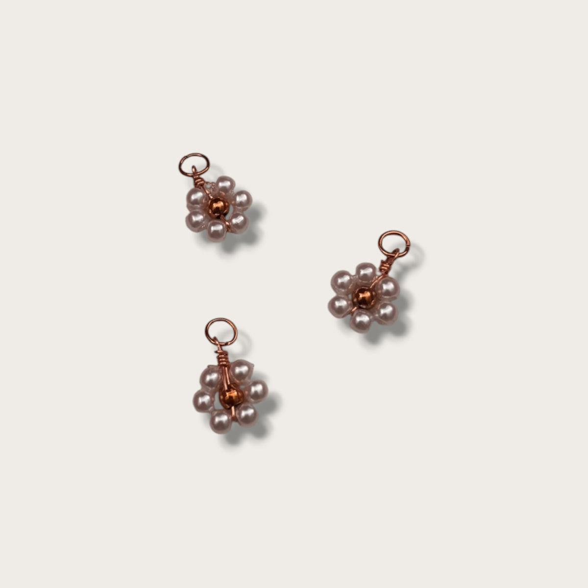 Daisy Charm 1pc - Gold Tone