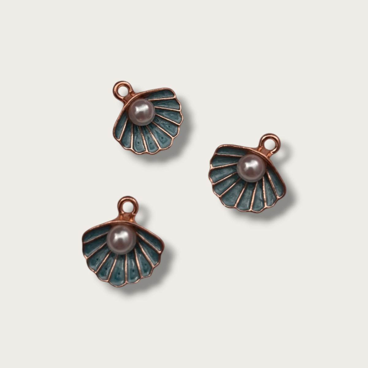 Clamshell 1pc - Gold Tone